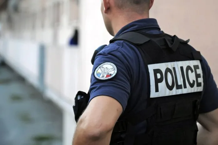 Insolite : une femme appelle à l’aide, puis tente de poignarder un policier