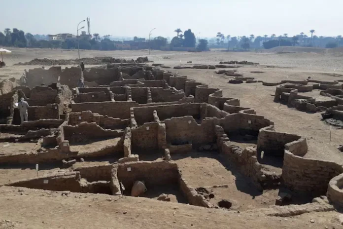 Égypte tombes millénaires Louxor
