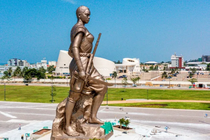 Bénin prison statue de l’Amazone