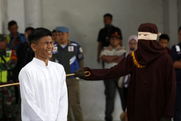 Indonésie : deux hommes flagellés en public pour homosexualité à Aceh