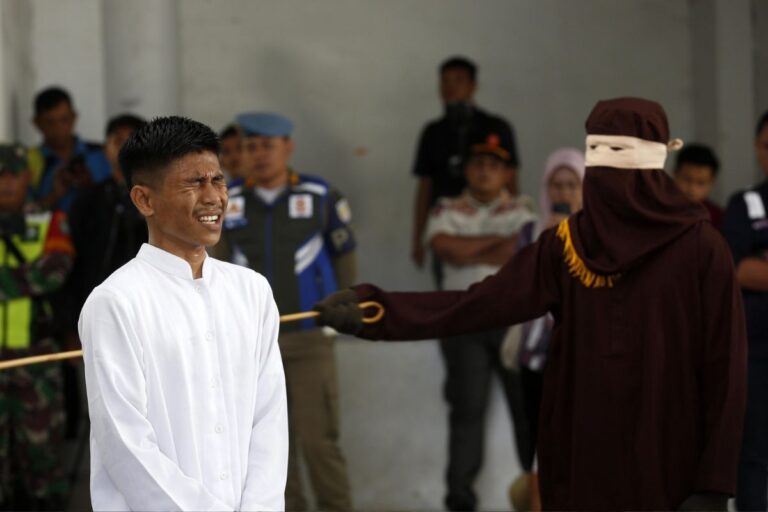 Indonésie : deux hommes flagellés en public pour homosexualité à Aceh