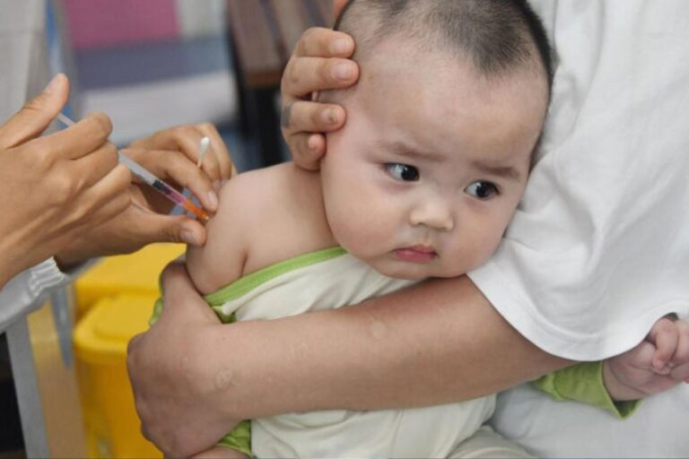 Royaume-Uni : non, les bébés ne sont pas vaccinés contre la gonorrhée