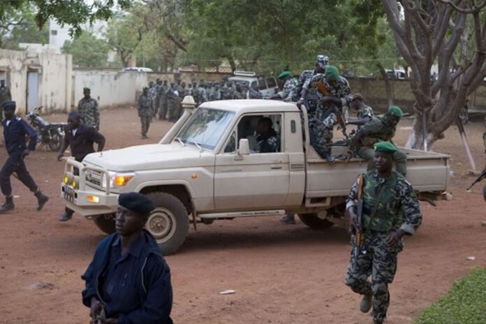 Mali : une vingtaine de militaires arrêtés pour tentative présumée de coup d’État Mali : une vingtaine de militaires arrêtés pour tentative présumée de coup d’État