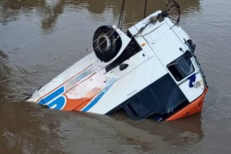 Bénin : l’épave du bus tombé dans le fleuve extraite