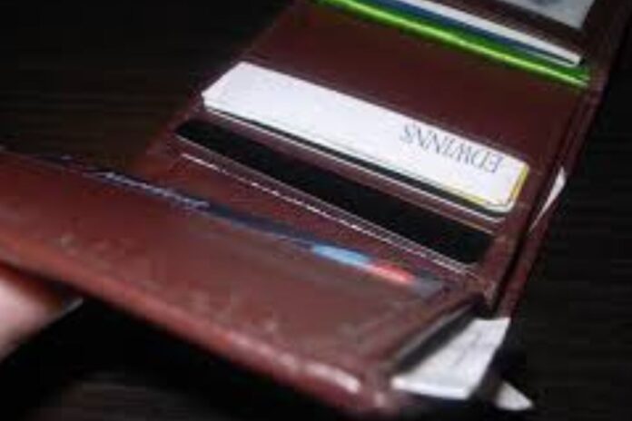 Un portefeuille perdu en 2014 est retrouvé en 2025, les faits