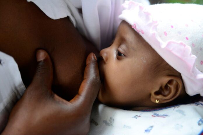 Pourquoi le lait maternel exclusif reste irremplaçable pour le bébé