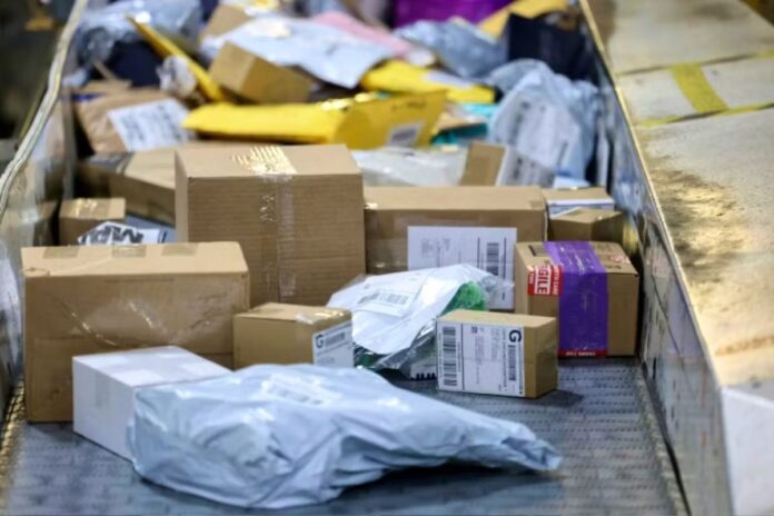 États-Unis : fin des exemptions douanières pour les petits colis