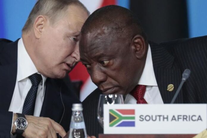 Ukraine : Ramaphosa briefé par Poutine après sa rencontre avec Trump à Anchorage