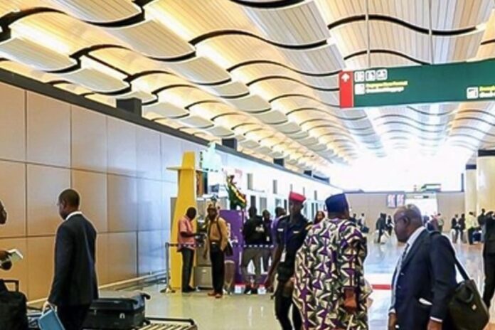 La police enquête sur la disparition de 9.500 € à bord d’un vol Milan-Diass