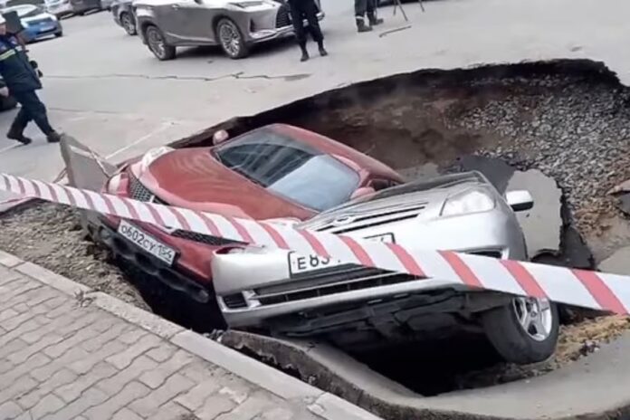 Chine : un gouffre géant engloutit plusieurs voitures dans le Henan