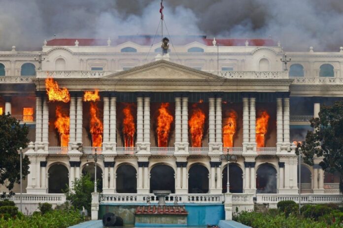 Crise au Népal : le Parlement incendié, le Premier ministre jette l’éponge
