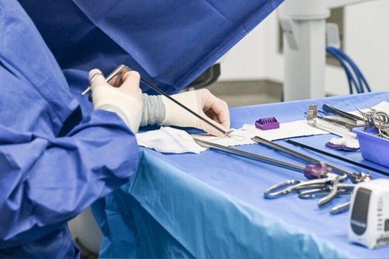 Royaume-Uni : un chirurgien quitte son patient en pleine opération pour des relations sexuelles