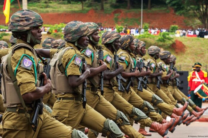 Cameroun : des « primes secrètes » versées à l’armée avant la présidentielle