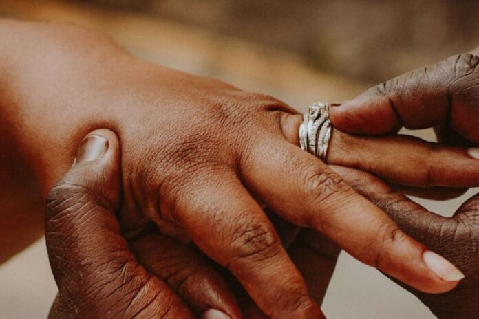 Afrique du Sud : les hommes autorisés à adopter le nom de famille de leur épouse