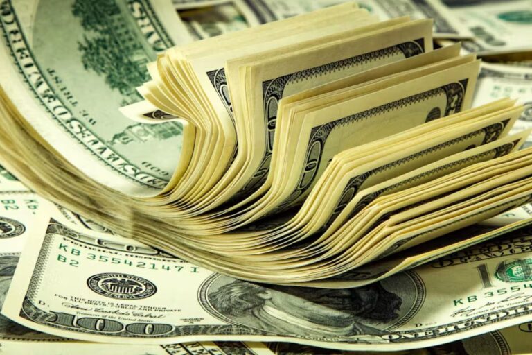 Le dollar plonge face à l’euro et à la livre sterling avant la décision de la Fed