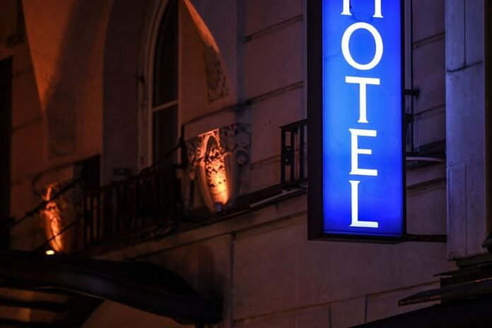 Un douanier retrouvé mort dans un hôtel après une nuit avec trois femmes