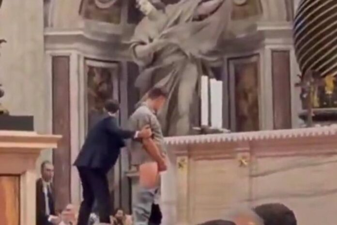 Vatican : un homme urine sur l’autel de la basilique Saint-Pierre en pleine messe