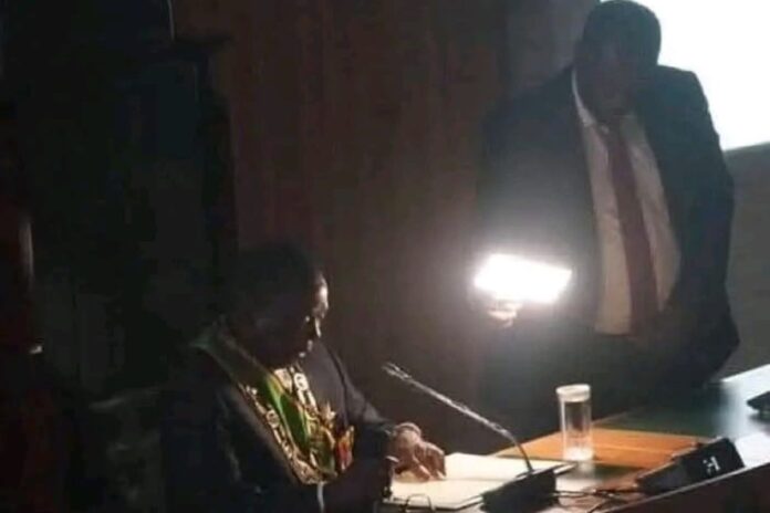 Zimbabwe : le Parlement sombre dans l’obscurité lors du discours sur l’état de la Nation