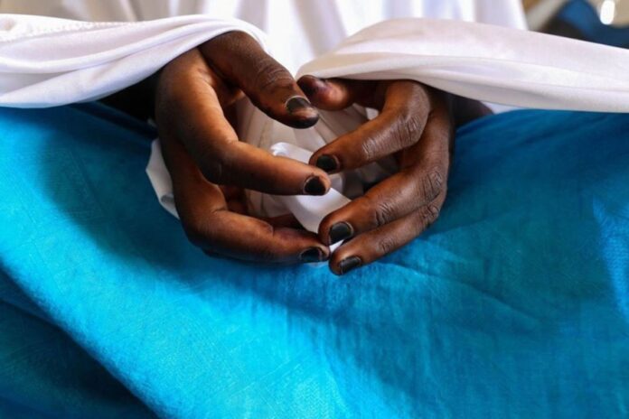 Nigéria : un adolescent arrache les yeux de sa sœur pour un rituel d'argent 