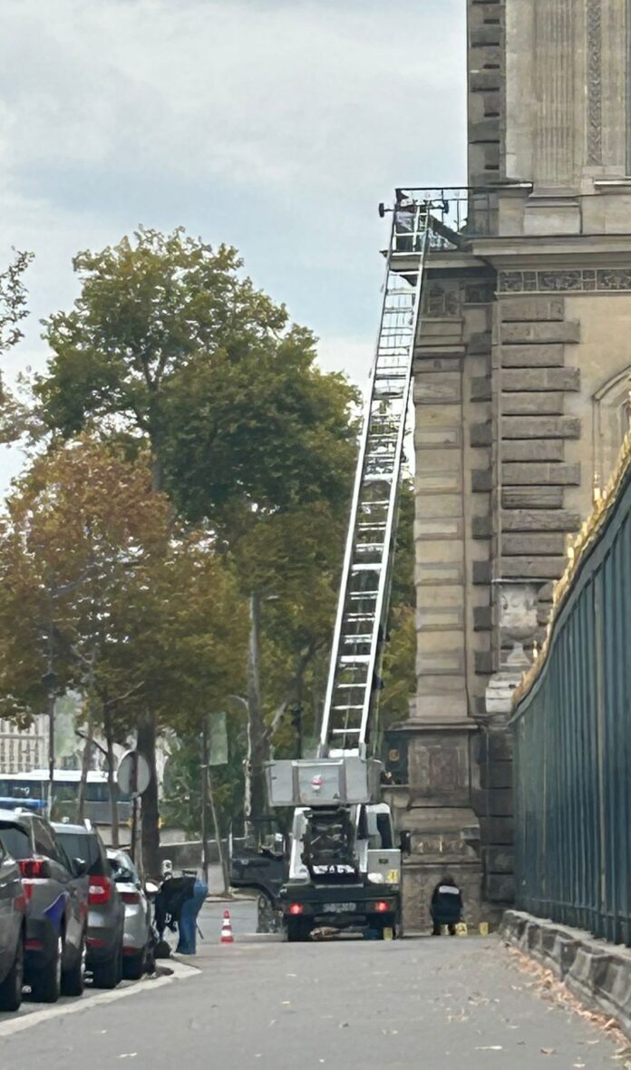 France : des bijoux inestimables dérobés en sept minutes au Louvre, ce qu'on sait