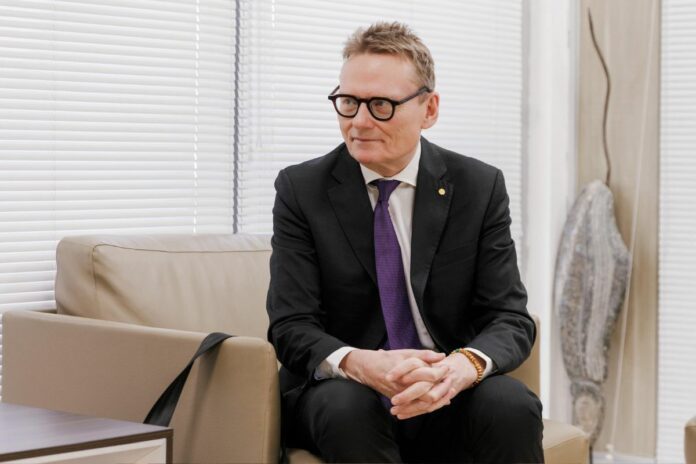 James Robinson, Prix Nobel d’économie, est arrivé à Cotonou