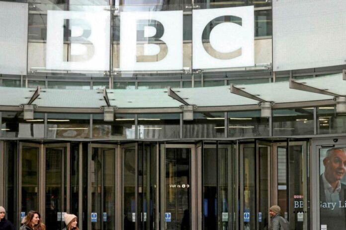 BBC : deux journalistes démissionnent après un documentaire controversé sur Trump