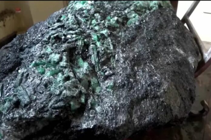 Madagascar : une émeraude géante découverte dans un palais présidentiel