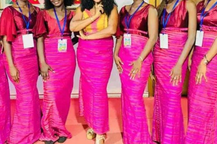 Burkina Faso : le port du Faso Dan Fani devient obligatoire pour les hôtes et hôtesses