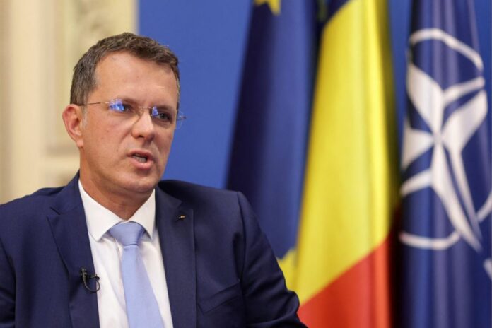 Roumanie : le ministre de la Défense démissionne après une erreur découverte sur son CV