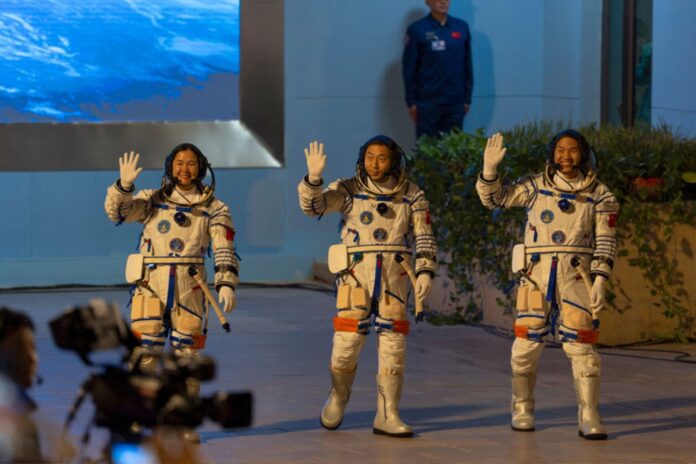 Chine : les trois astraunotes de Shenzhou-20 reviennent enfin sur Terre