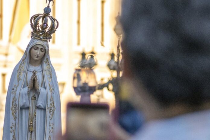 Le Vatican a officiellement demandé aux catholiques de ne plus qualifier la Vierge Marie de « corédemptrice » avec le Christ. Un décret du dicastère pour la doctrine de la foi, approuvé par le pape Léon XIII, réaffirme que Jésus-Christ seul a sauvé l’humanité par son sacrifice sur la croix.