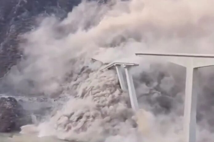 Chine : un pont récemment inauguré s’effondre dans le Sichuan