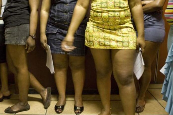 Insolite : il croit sa petite-amie morte et la découvre avec un autre dans un bar