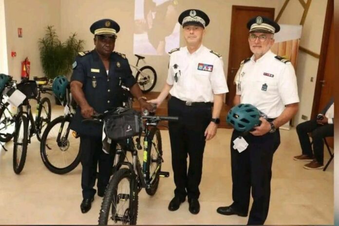Gabon : la France offre 5 vélos à la police nationale