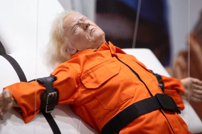 Suisse : l’artiste Mason Storm crucifie Donald Trump