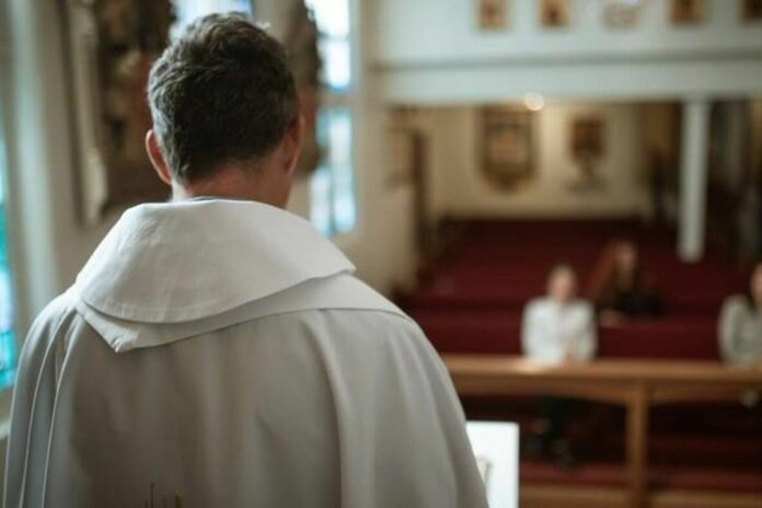 Un prêtre écope de 4 ans de prison pour achat de voiture destiné à chasser les démons