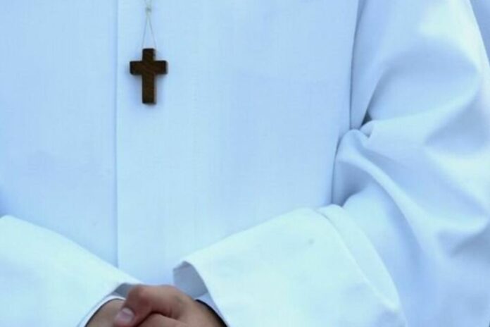 Scandale : un prêtre démissionne après des relations tarifées avec une mineure