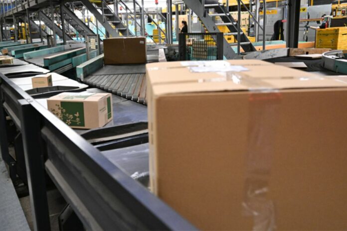 Commerce : l’UE instaure une taxe de 3 euros sur tous les petits colis importés dès juillet 2026