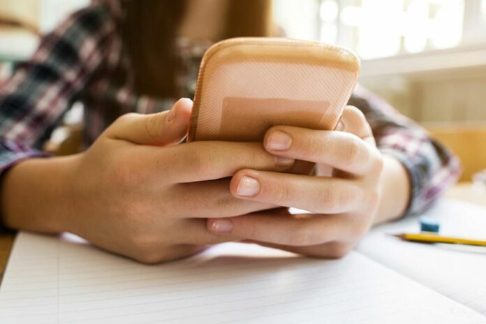 Chili : le Parlement vote l’interdiction des téléphones portables à l’école