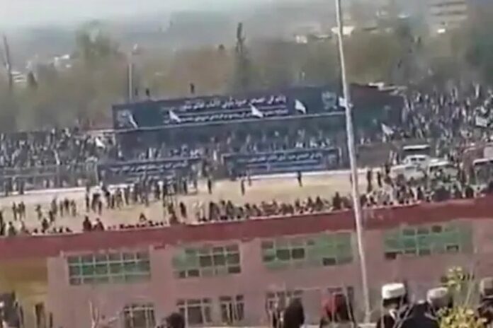 Afghanistan : un garçon de 13 ans exécute publiquement le meurtrier de sa famille 