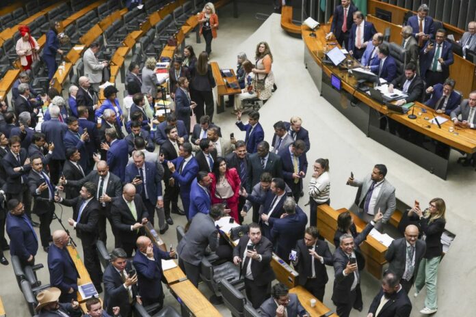 Brésil : le Sénat réduit la peine de Bolsonaro, Lula menace de veto