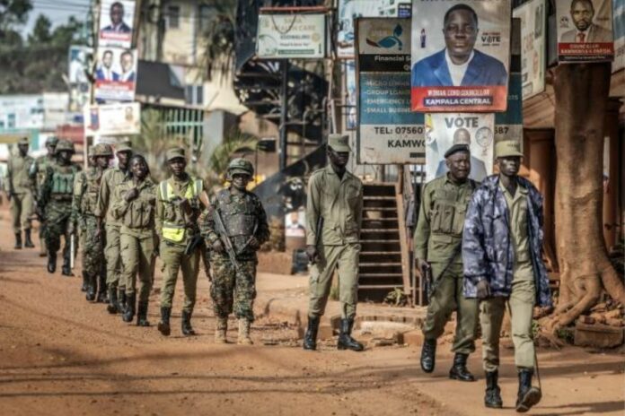 Ouganda : des dizaines de morts et 2 000 arrestations annoncées par l’armée