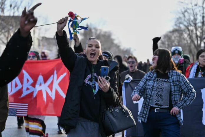 Femme abattue par l’ICE à Minneapolis : la version officielle fragilisée par une nouvelle vidéo