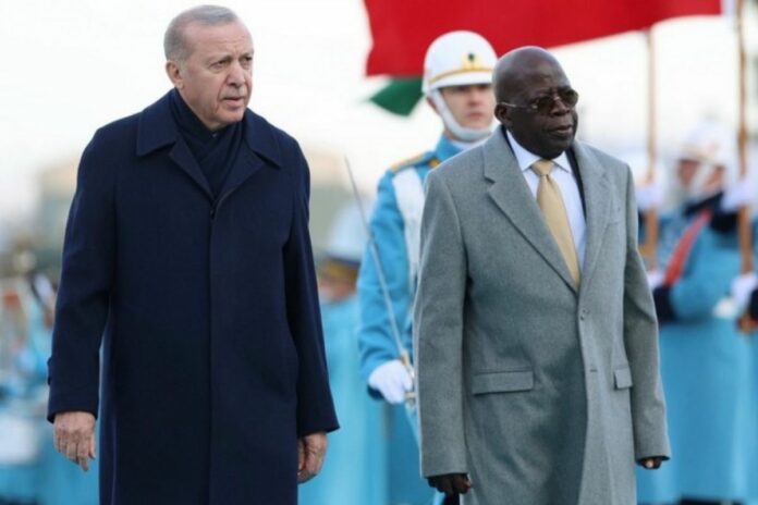 Nigeria : le président Bola Tinubu trébuche en public, la vidéo devient virale