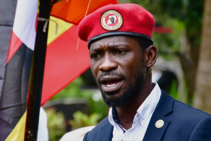 Ouganda : l'opposant Bobi Wine en fuite encourage la désobéissance civile