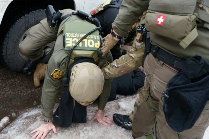 États-Unis : un agent de l’ICE a tenté de pénétrer dans le consulat équatorien à Minneapolis