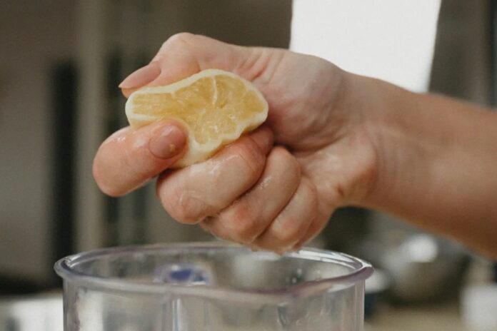 Détox : l’eau citronnée à jeun a-t-elle vraiment des effets ?