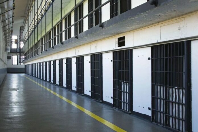 États-Unis colonel prison secrets militaires femme