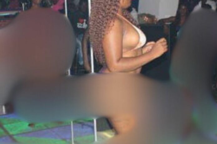 Cameroun, torride striptiseuse