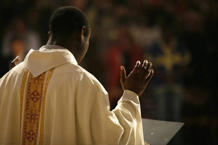 Bénin : un responsible du Renouveau charismatique décède en plein culte